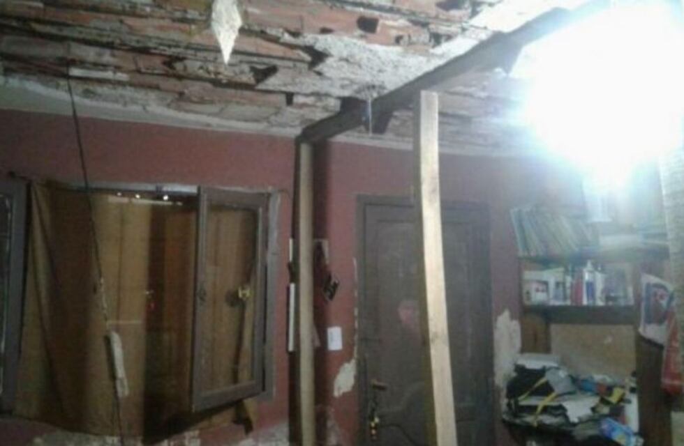 Le cayó parte del techo encima y está viva de milagro