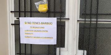 Solidaridad azuleña: hace barbijos y los deja en la puerta de su casa para quienes lo necesitan