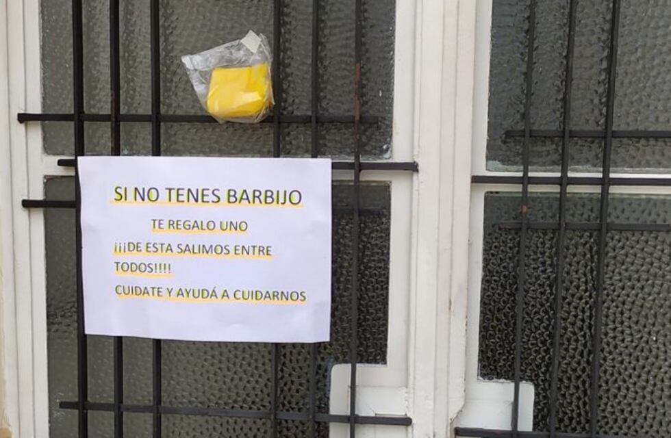 Solidaridad azuleña: hace barbijos y los deja en la puerta de su casa para quienes lo necesitan