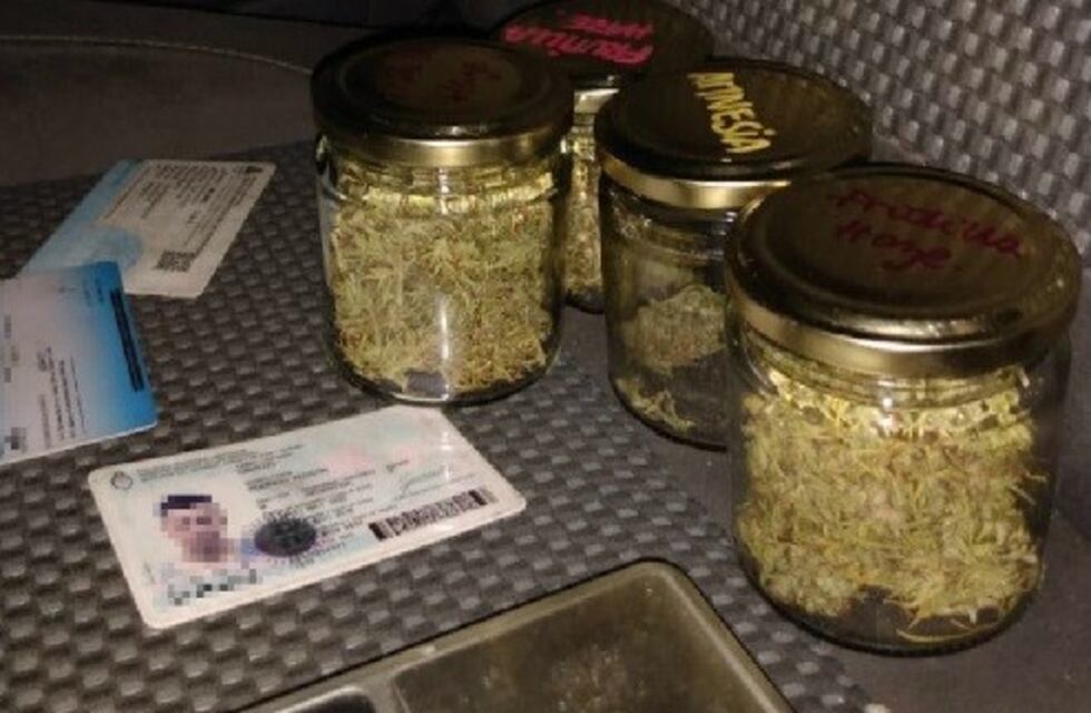 Capturaron a cuatro jóvenes con marihuana "premium"