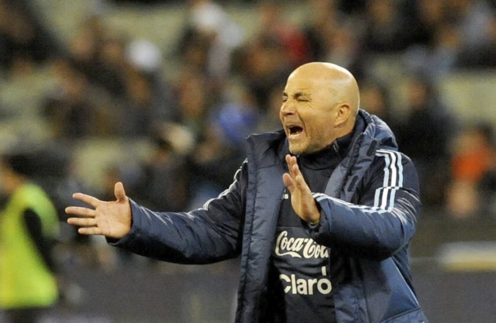 Sampaoli ensayó con sólo dos defensores para jugar el amistoso ante Singapur
