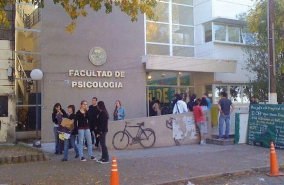 Un nene fue a la Facultad de Psicología a denunciar que golpeaban a su mamá