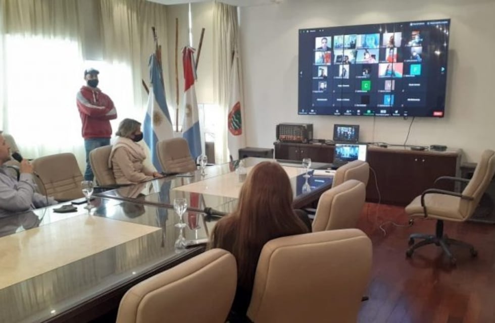 Se realizó un encuentro virtual entre los jóvenes por el proyecto de estación de carga sostenible en Carlos Paz