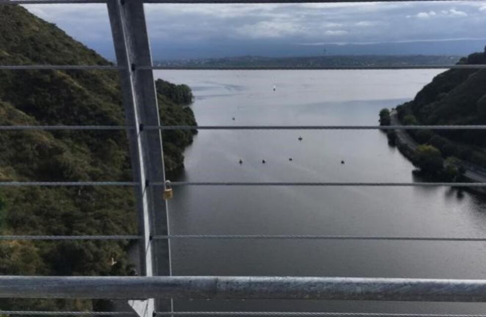 La baranda del nuevo puente del San Roque ya recibió su primer candado de amor