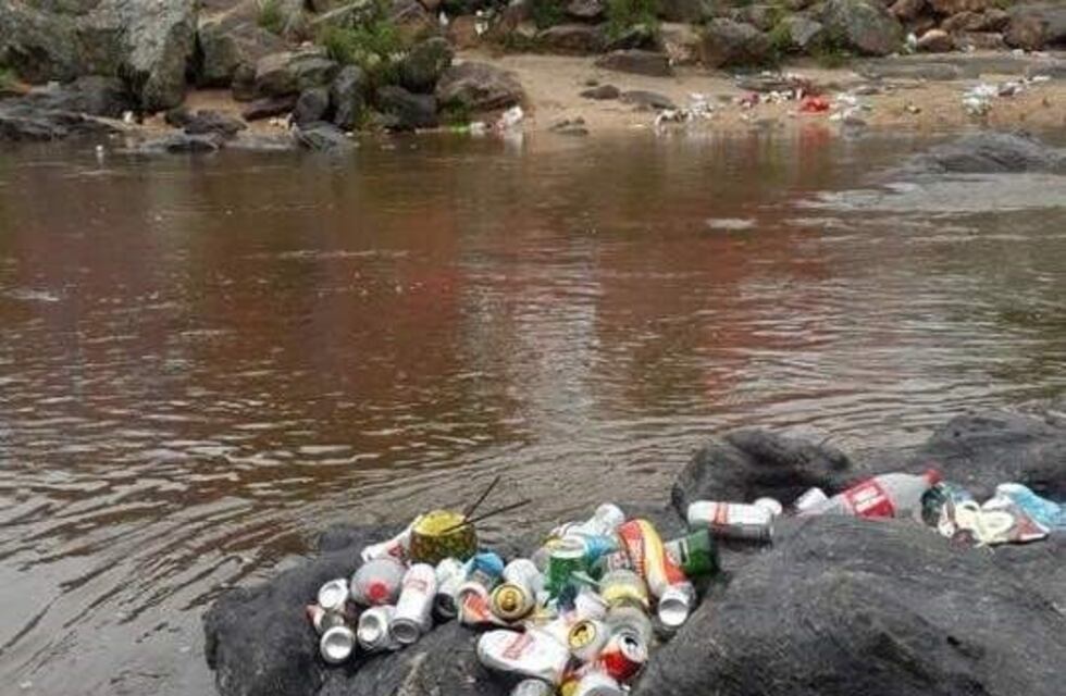 Villa Los Aromos: vecinos se autoconvocaron para limpiar las costas del río