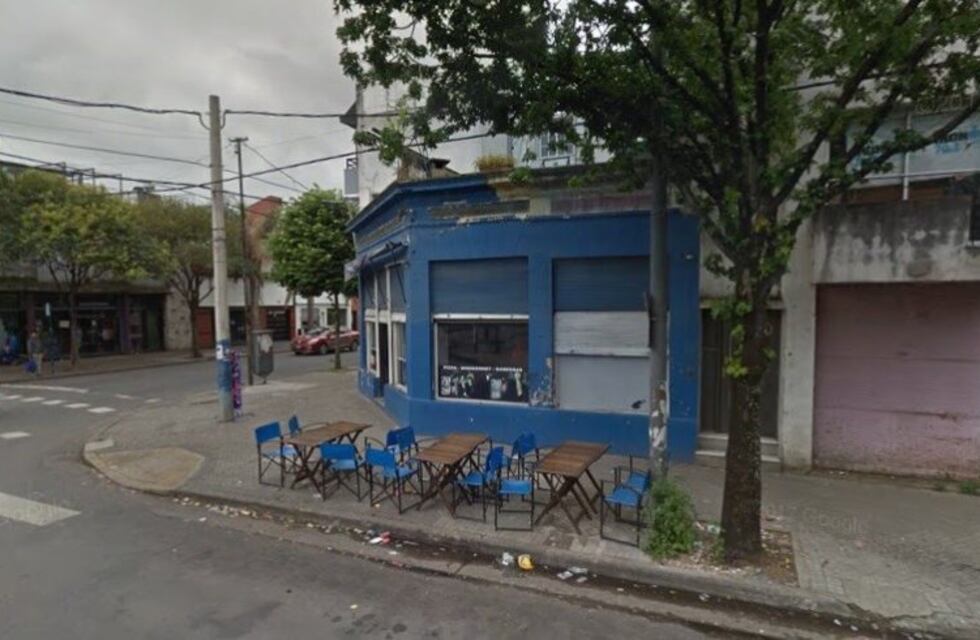 Afirman que la mujer que se autolesionó en la Comisaría 7° había discutido con los clientes de un bar cercano