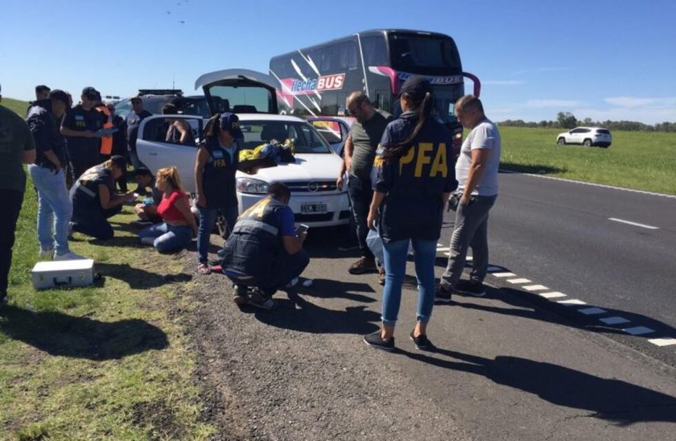 Pararon a un auto en la Ruta 9 y encontraron droga y un arma