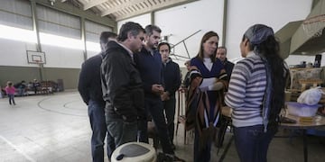 DYN10, BUENOS AIRES 13/04/2017, LA GOBERNADORA DE LA PROVINCIA DE BUENOS AIRES, MARu00cdA EUGENIA VIDAL, Y EL JEFE DE GABINETE, MARCOS PEu00d1A, VISITARON ESTA MAu00d1ANA DOS CENTROS DE EVACUADOS POR LAS INUNDACIONES DE LA CIUDAD BONAERENSE DE SALTO.FOTO:DYN/PRENSA G