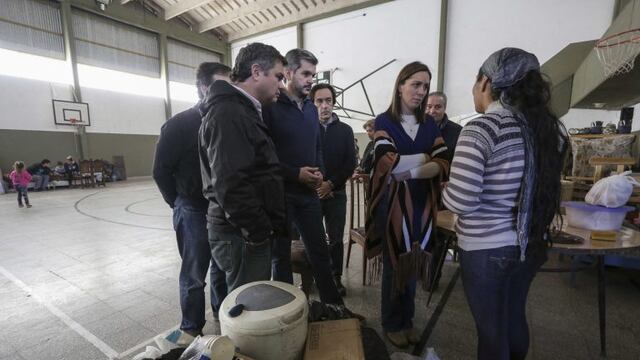 DYN10, BUENOS AIRES 13/04/2017, LA GOBERNADORA DE LA PROVINCIA DE BUENOS AIRES, MARu00cdA EUGENIA VIDAL, Y EL JEFE DE GABINETE, MARCOS PEu00d1A, VISITARON ESTA MAu00d1ANA DOS CENTROS DE EVACUADOS POR LAS INUNDACIONES DE LA CIUDAD BONAERENSE DE SALTO.FOTO:DYN/PRENSA G