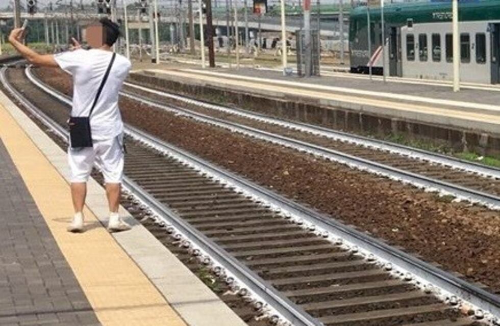 En Italia un hombre se sacó una selfie con una mujer accidentada