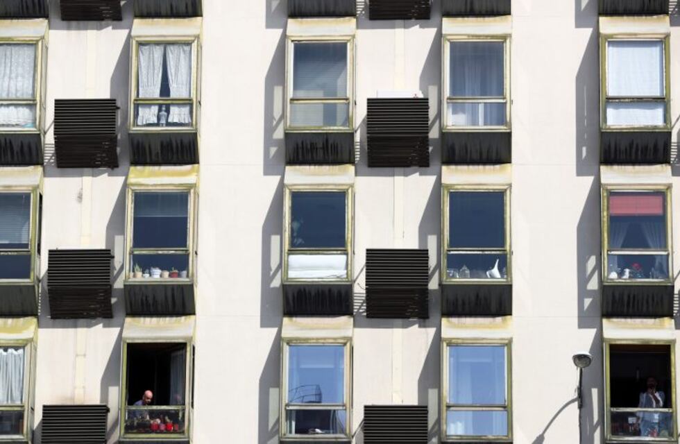 Con ingenio y actividades en casa, España se adapta al encierro por el coronavirus