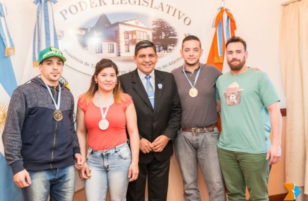 Deportistas de kickboxing presentaron premios a Arcando