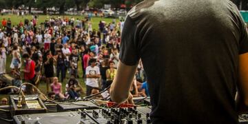 DYN48, BUENOS AIRES 12/11/13, CALOR EN LA CIUDAD FOTO\u002EDYN/CARLOS GRECO\u002E buenos aires calor en la ciudad altas temperaturas lindo dia de sol gente en los parques plaza plazas