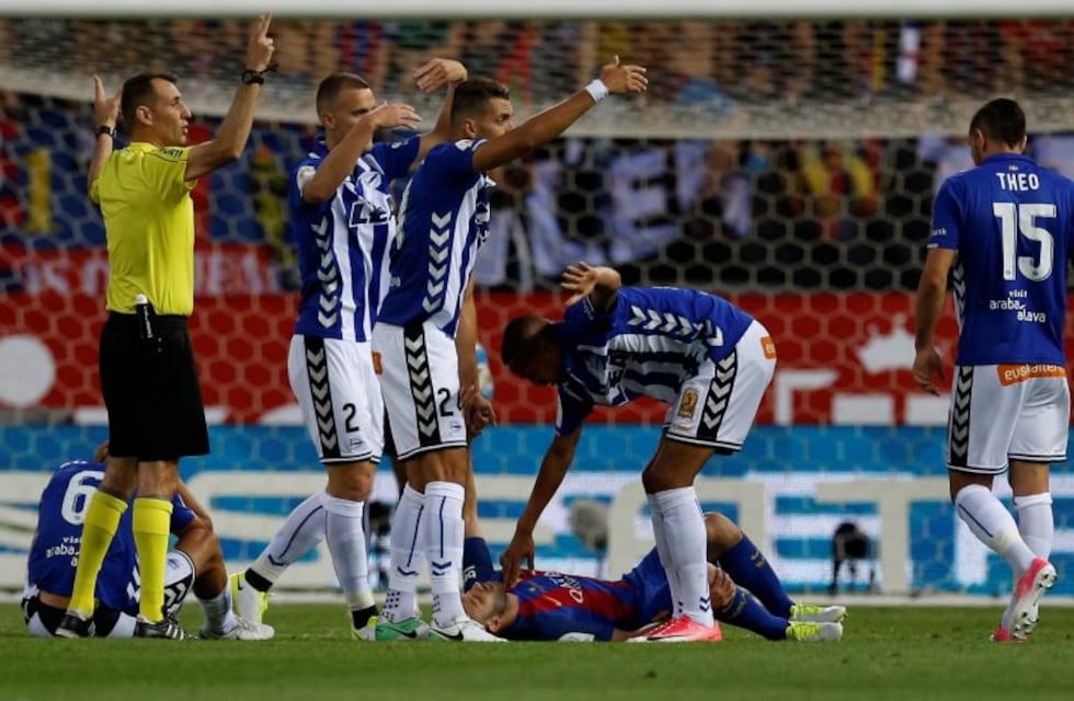Javier Mascherano salió en camilla tras un duro choque en la cabeza