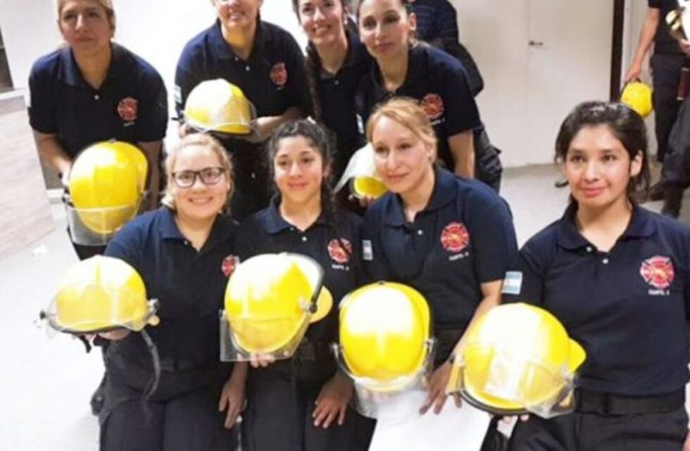 Cuatro mujeres bomberas pampeanas controlaron un incendio en una chacra