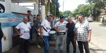 Protesta frente a Coca Cola porque echaron a dos vigiladores privados