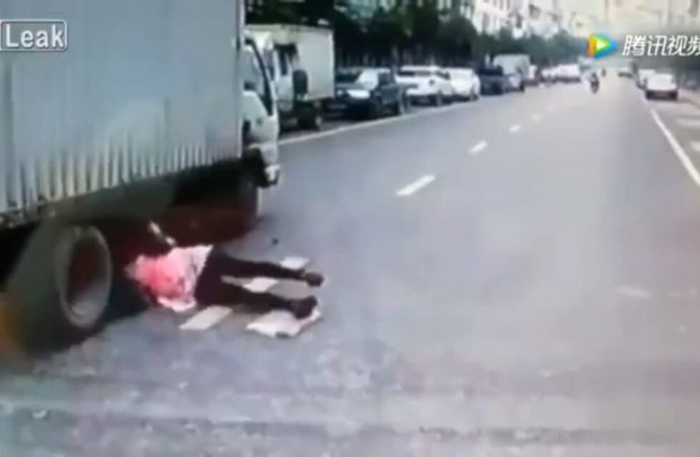A centímetros de la muerte: se resbaló y quedó debajo de un camión