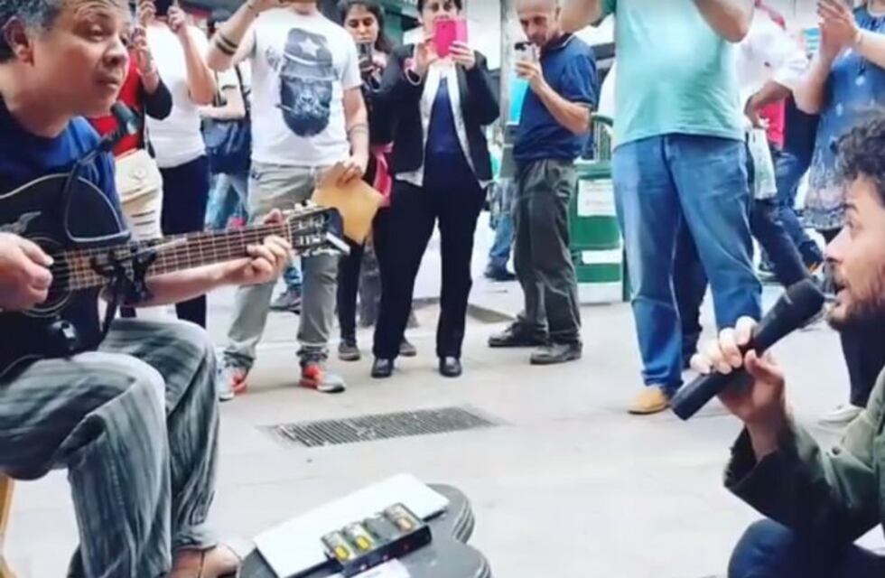 Viral: el gesto de Raly Barrionuevo con un artista callejero cordobés