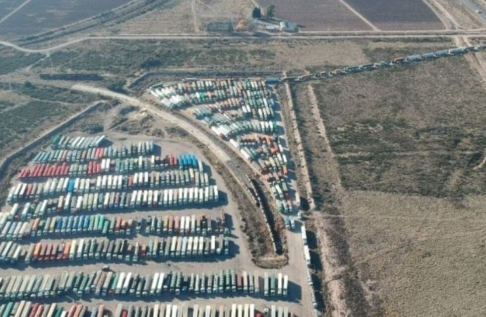 Son alrededor de tres mil los camiones varados en el Paso Cristo Redentor