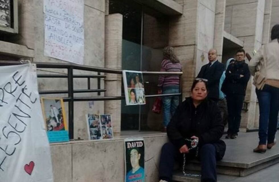 La madre de un joven atropellado se encadenó en Tribunales para pedir justicia por su hijo fallecido