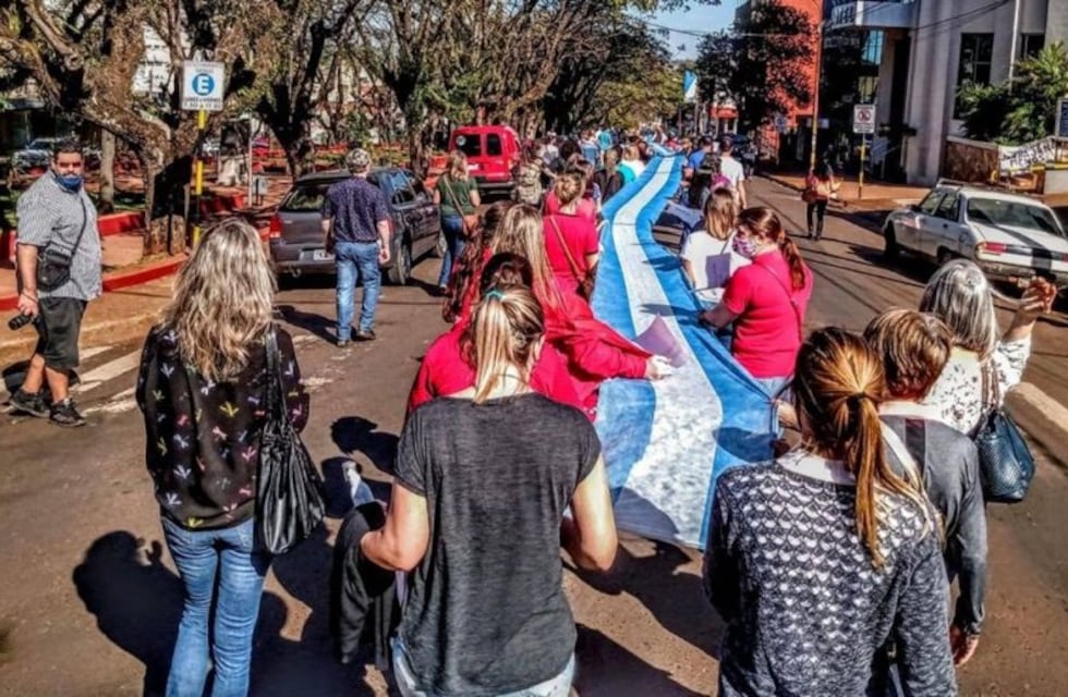 Docentes de Oberá marcharon para reclamar por sus salarios