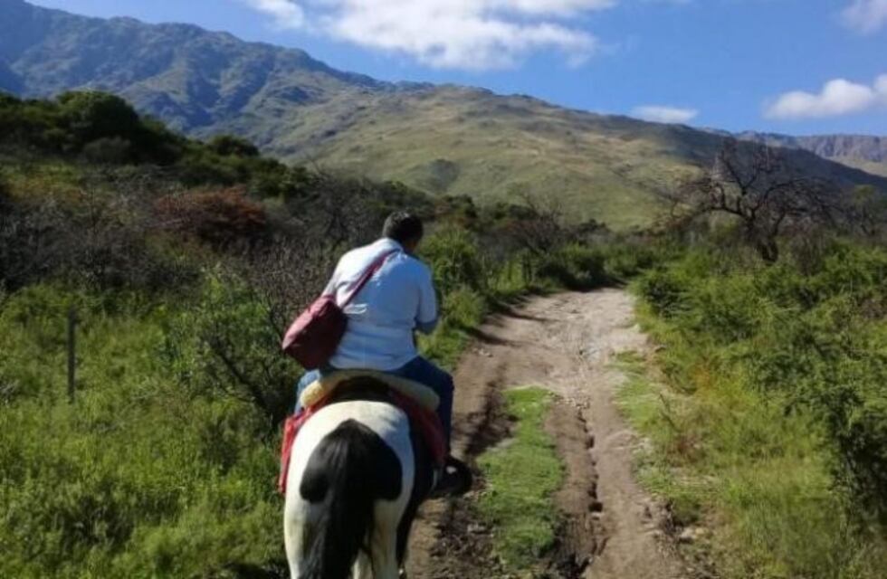 La historia del enfermero que recorre casa por casa a caballo para vacunar a las personas