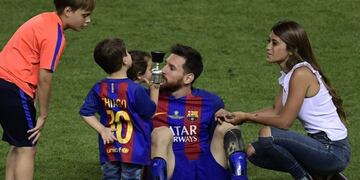 festejo festejos de los futbolistas jugadores campeon campeones del torneo\r\n\r\nBarcelona's Argentinian forward Lionel Messi (C) looks at his sons past his wife Antonella Roccuzzo (R) at the end of the Spanish Copa del Rey (King's Cup) final football match FC Barcelona vs Deportivo Alaves at the Vicente Calderon stadium in Madrid on May 27, 2017\u002E\r\nBarcelona won 3-1\u002E / AFP PHOTO / JAVIER SORIANO españa lionel messi Antonella Roccuzzo thiago mateo campeonato torneo copa del rey 2017 futbol futbolistas partido barcelona Deportivo Alaves