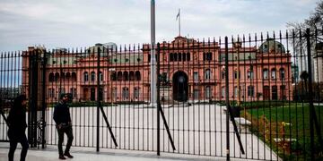 People walk in front the Casa Rosada presidential house in Buenos Aires, on August 30, 2019\u002E - Recession-hit Argentina has been whipped by market volatility since business-friendly Argentine President Mauricio Macri was trounced in party primaries three weeks ago by leftist challenger Alberto Fernandez\u002E (Photo by RONALDO SCHEMIDT / AFP)