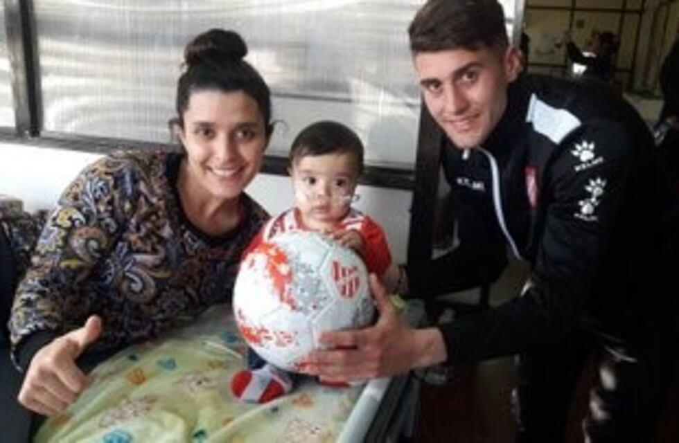 Los jugadores de Instituto llevaron regalos al Hospital Infantil