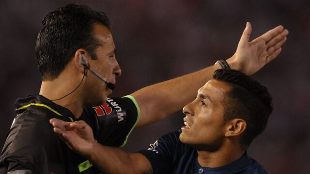 Boca Junior's midfielder Federico Carrizo (R) gesture with Hernan Maidana during a Copa Sudamericana semifinal soccer against River Plate, at the Monumental stadium in Buenos Aires, Argentina, on November 27, 2014. AFP PHOTO / Maxi Faillarn cancha de riv