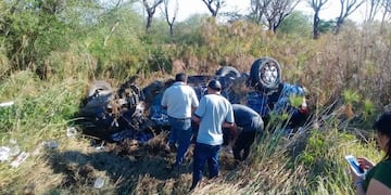 La camioneta terminó volcada en la banquina y con una persona fallecida
