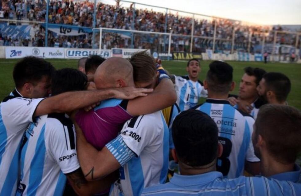 El fútbol saluda a Racing por sus 95 años