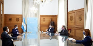 Suarez con el ministro del interior Wado de Pedro en Buenos Aires por Portezuelo del Viento