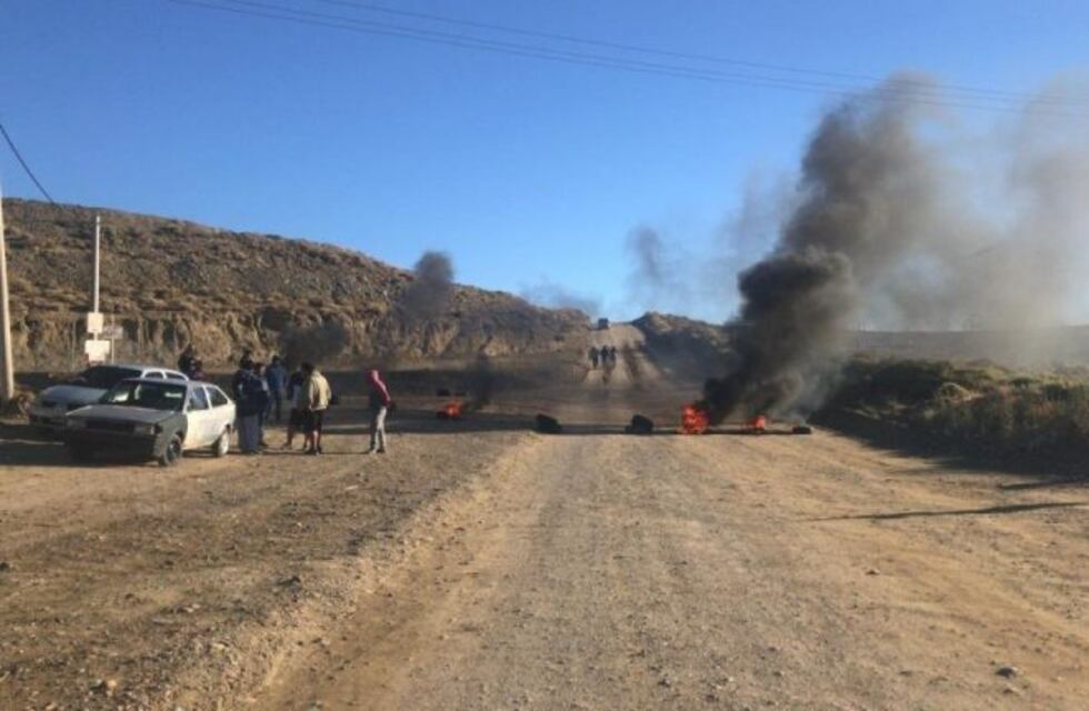 Vecinos protestaron en la calle por la falta de agua