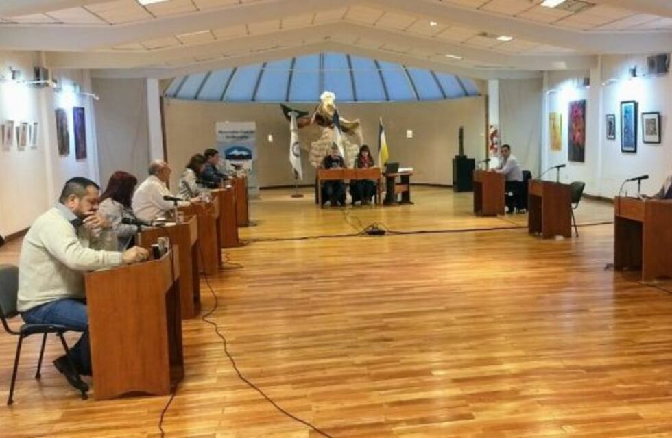 Proponen extender el congelamiento de sueldos políticos hasta diciembre