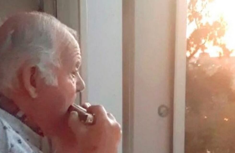Un anciano con alzheimer cree que los aplausos en los balcones son para él