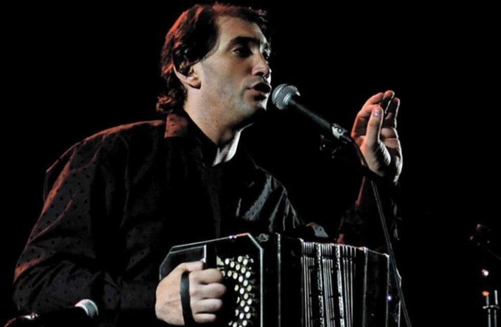 El músico rosarino que cantó desde el balcón y emocionó a Javkin