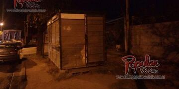 Roban varios elementos de un carro bar