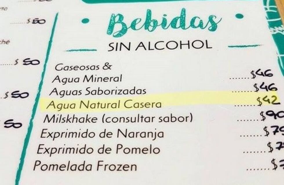 Un bar porteño ofrece "agua casera" a un precio exagerado y explotó en las redes