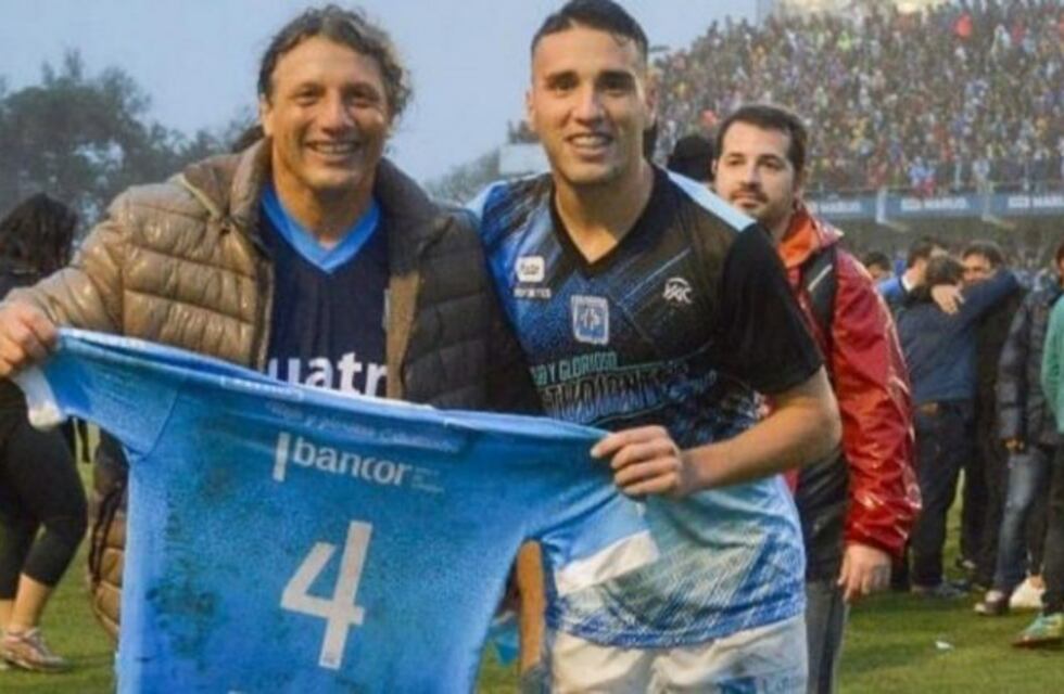 Viajó en una Zanella casi 400 kilómetros para ver el debut de su hijo en la Primera Nacional