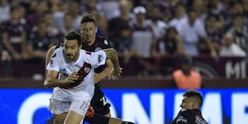 Argentina's River Plate forward Ignacio Scocco (L) drives the ball past Argentina's Lanus defender Diego Braghieri during their Copa Libertadores semifinal second leg football match in Lanus, on the outskirts of Buenos Aires, on October 31, 2017\u002E / AFP PHOTO / Juan MABROMATA cancha lanus ignacio scocco futbol copa libertadores 2017 futbol futbolistas lanus river plate