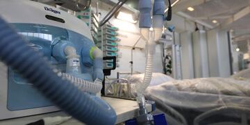 A ventilator manufactured by Draegerwerk AG stands beside an empty hospital bed in the Jaffestrasse Corona Treatment Center in a converted hall at the Berlin Messe exhibition space in Berlin, Germany, on Friday, Aug\u002E 14, 2020\u002E Germany recorded the highest number of new coronavirus cases in more than three months, with daily infections staying above 1,000 for three straight days\u002E Photographer: Krisztian Bocsi/Bloomberg