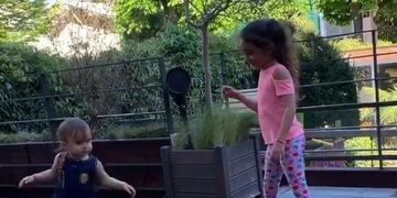 Mía y Pía estuvieron acompañadas por su papá y su mamá Jorgelina Cardoso\u002E (@angeldimariajm)