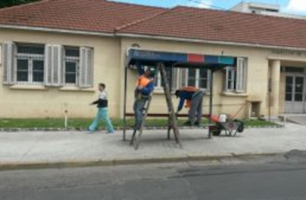 Anuncian inversiones por $226 millones para renovar refugios del transporte público en el conurbano