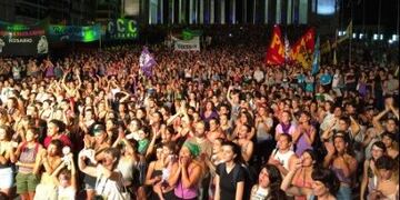 Comenzu00f3 la marcha de mujeres hacia el Monumento a la Bandera (08-03-17)