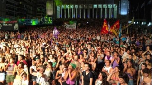 Comenzu00f3 la marcha de mujeres hacia el Monumento a la Bandera (08-03-17)