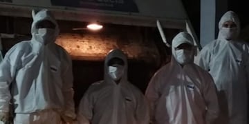 El atuendo de los recolectores sanjuaninos es para prevenir el contagio de coronavirus\u002E