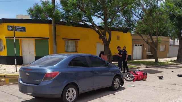 Impacto. La trágica colisión sucedió en una esquina de Leones.