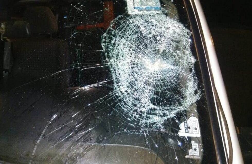 Escapó de un control de tránsito y cuando lo encontraron, les arrojó piedras