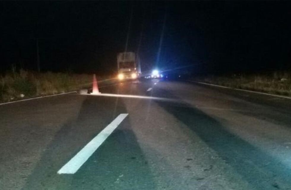 En un choque entre una moto y un camión, murió un chico de 13 años